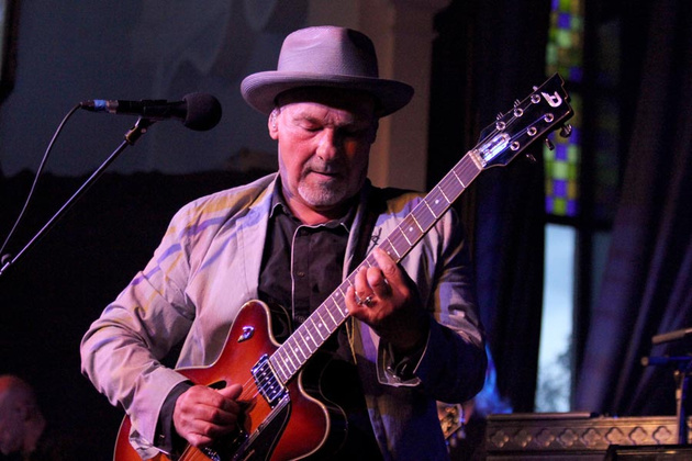 Glenn Tilbrook performing in Darvel